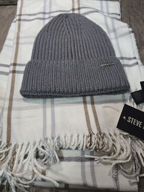 Steve Madden Gray Ribbed Cuffed Beanie With Scarf